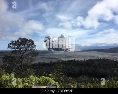 Foto des Vulkans KÄ«lauea – Eruption am Halema`uma`U Crater. Blick auf eine aufsteigende Aschewolke von Halema‘uma‘U, einem Krater auf dem Gipfel des KÄ«lauea, spät gestern (24. Mai 2018), vom Caldera-Rand nahe Volcano House aus gesehen. USGS-Wissenschaftler sind an diesem Aussichtspunkt stationiert, um die anhaltenden Gipfelexplosionen zu verfolgen. Foto von USGS via ABACAPRESS.COM Stockfoto